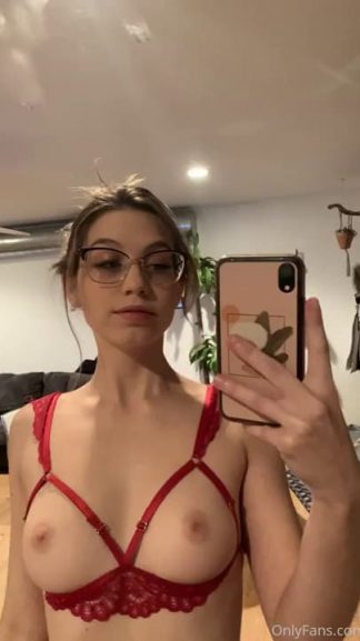 Amateur TikTok girl with glasses leaked nudes and masturbation on Snapchat