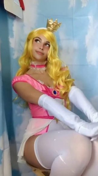 Girl cosplays nude Princess Peach on Snapchat and having fun with her pussy