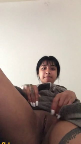 Nude Snapchat girl gives you a view under her pussy when she's masturbating